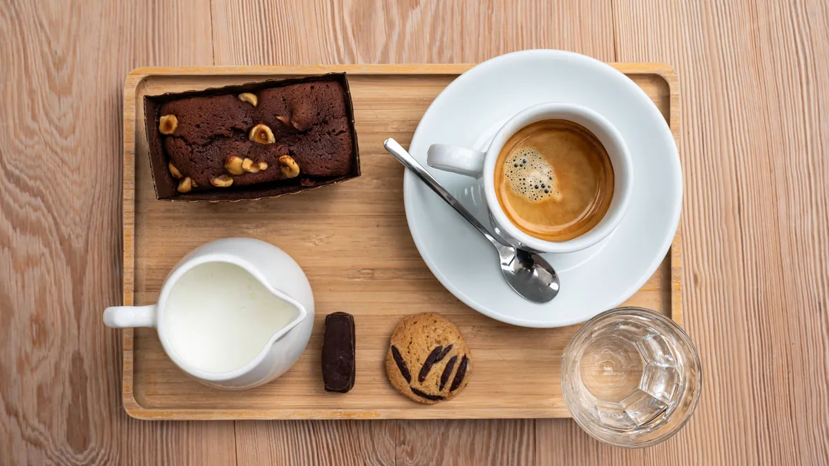 Entdecken Sie verborgene Cafés via Beste in Frankfurt, dann TV-Genuss mit M Heute